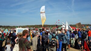 UrStrom hält die Fahne hoch im Hambacher Forst